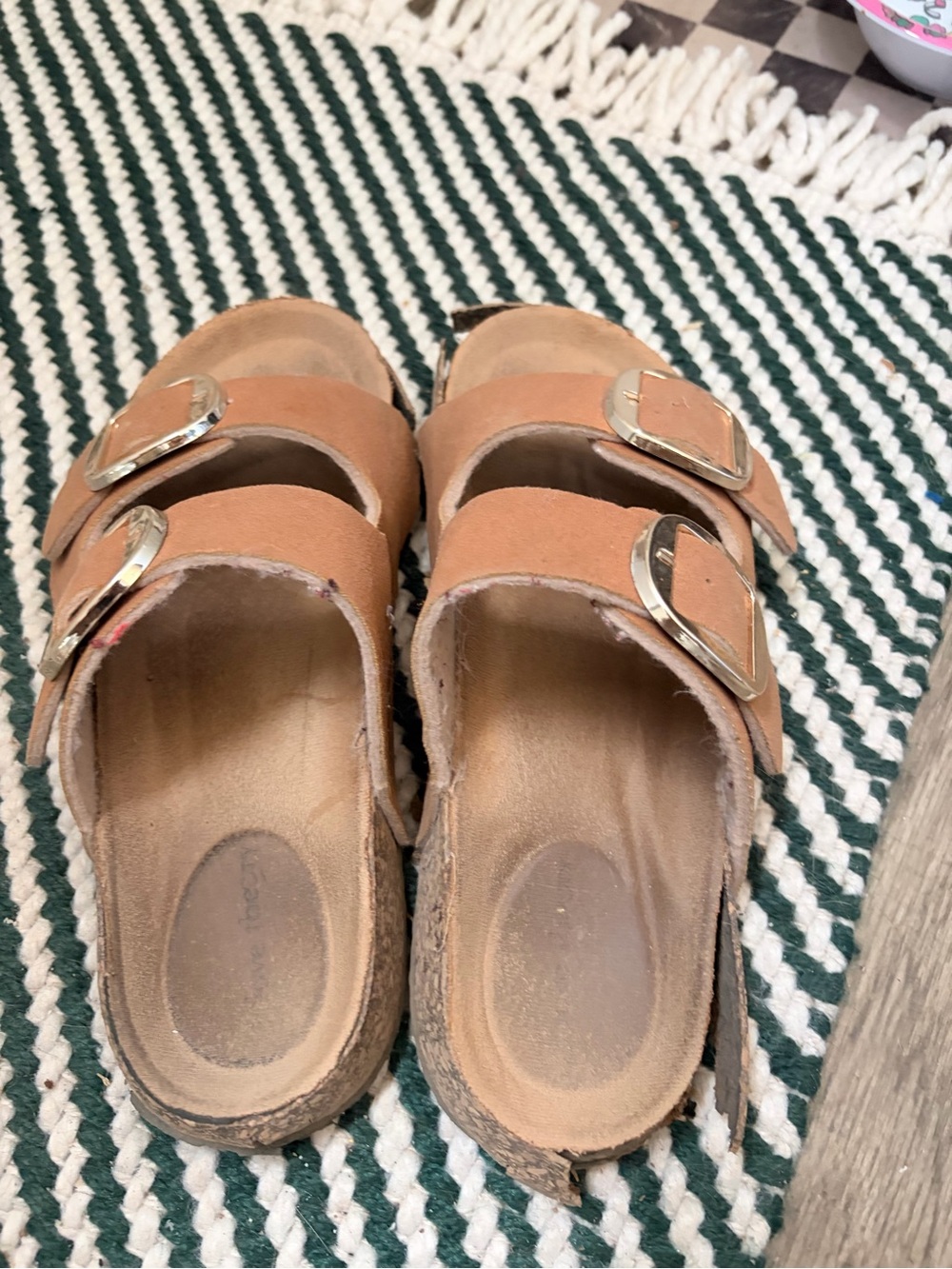 Very worn woman’s shoes : size 8
